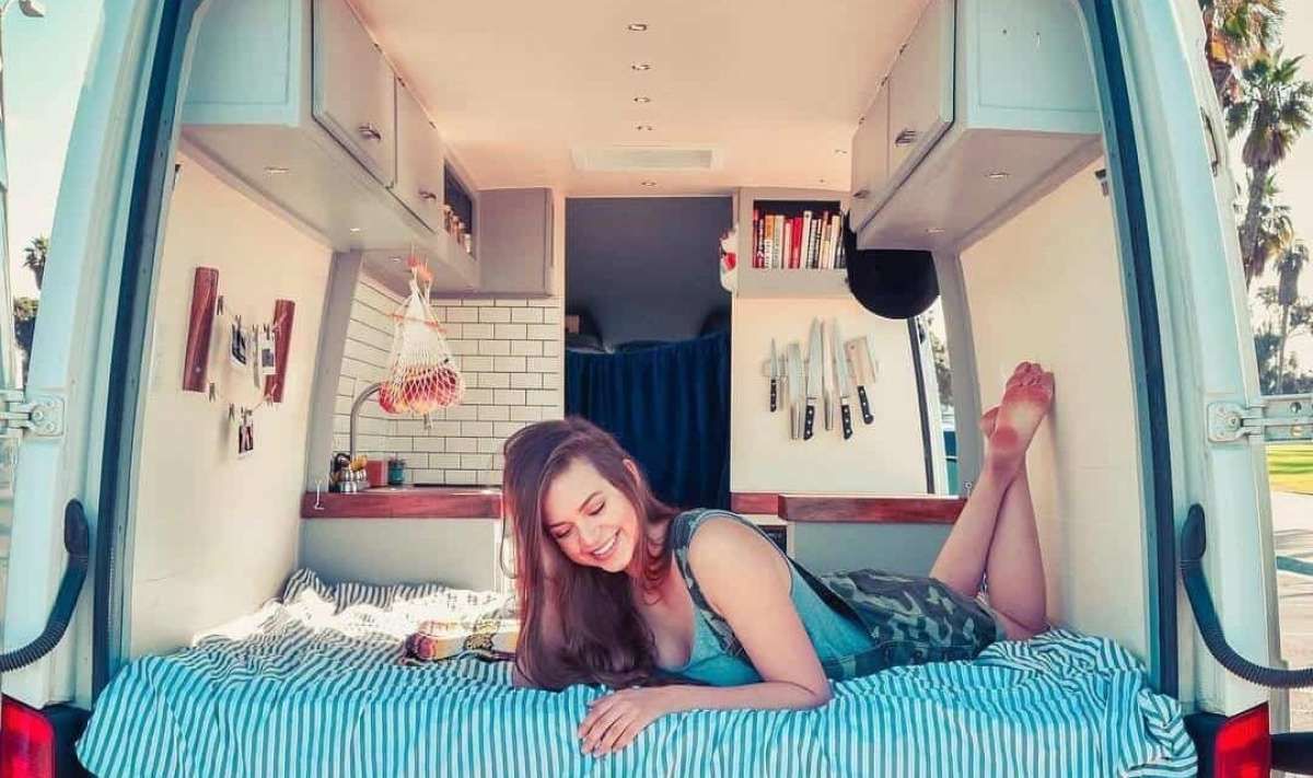 Не настільки прикольно: дівчина показала реалії життя в будинку на колесах