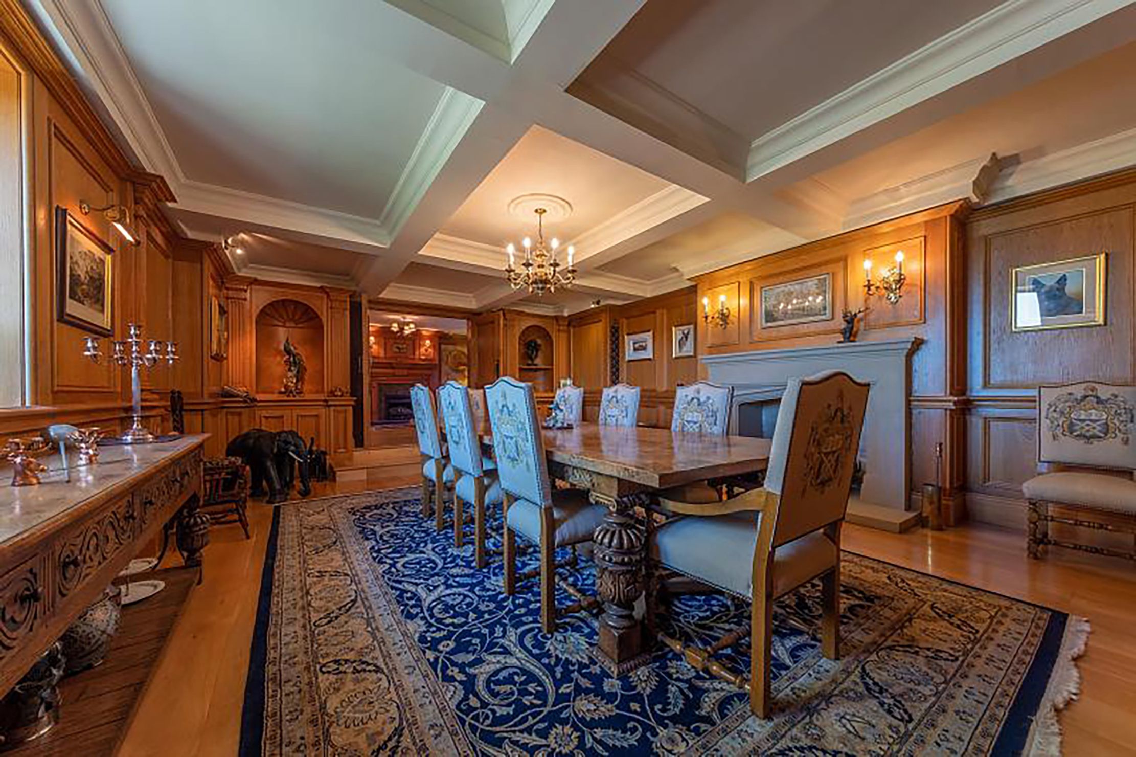 У Британії виставили на продаж замок з драконом