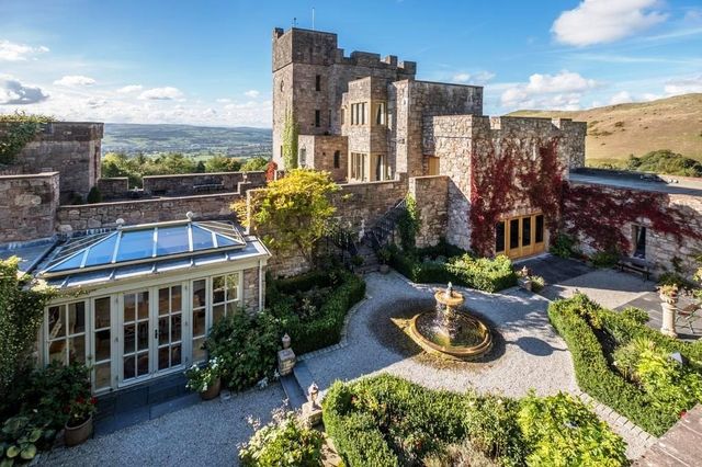 У Британії виставили на продаж замок з драконом - фото 420259