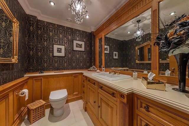 У Британії виставили на продаж замок з драконом - фото 420261