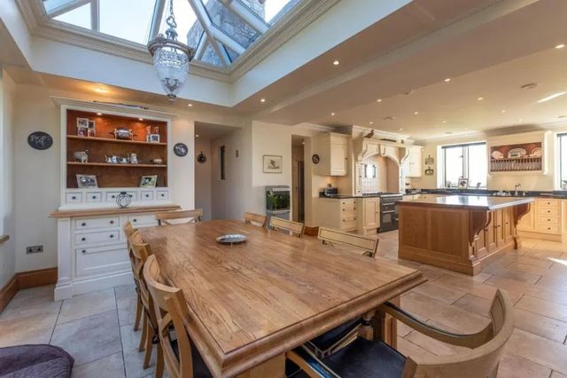 У Британії виставили на продаж замок з драконом - фото 420262