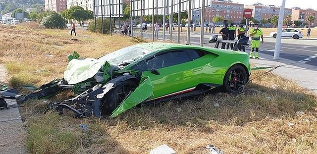 Прокотився: іспанець розбив Lamborghini друга за 235 тисяч євро - фото 420267