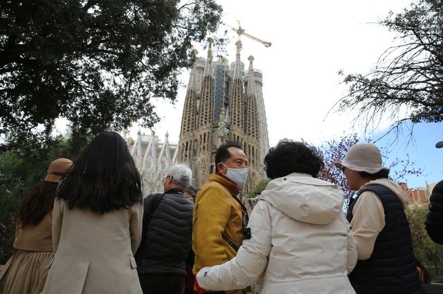 Влада Іспанії посилює карантин - фото 420446