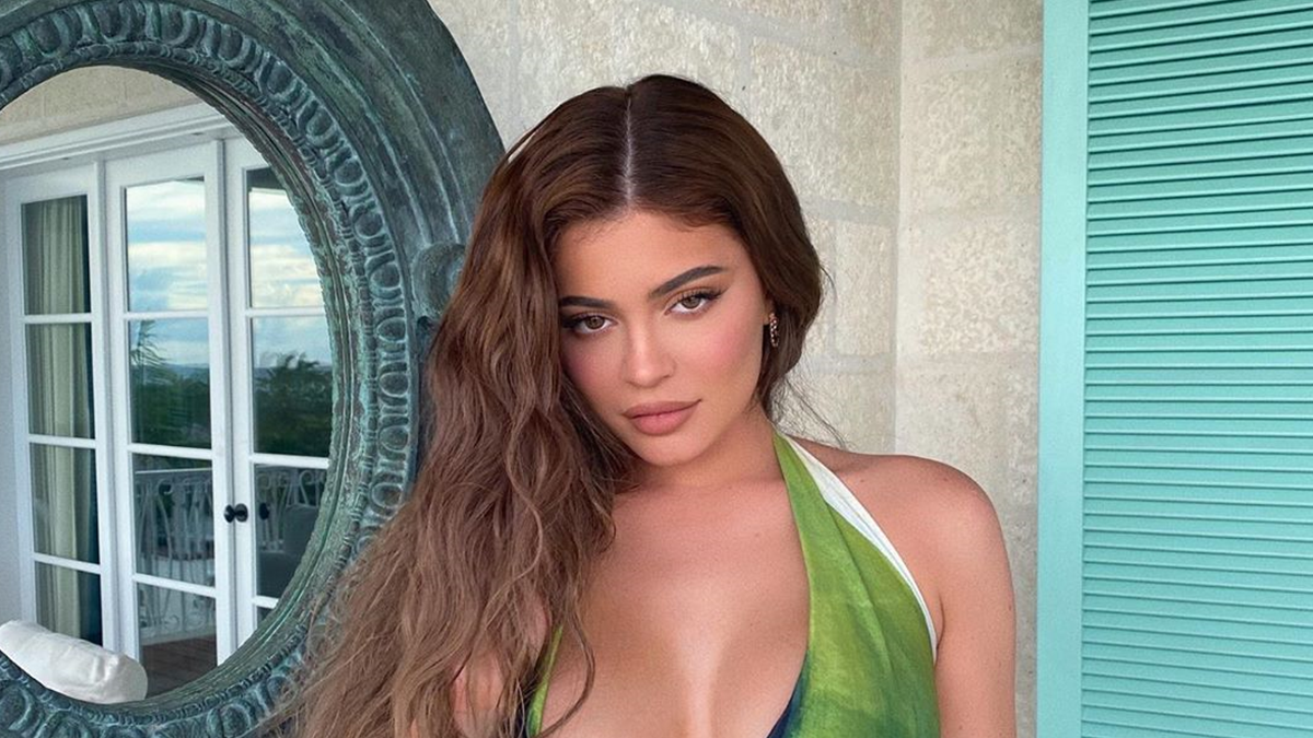 Кайлі Дженнер завела мережу пікантним пляжними фото у крихітному бікіні