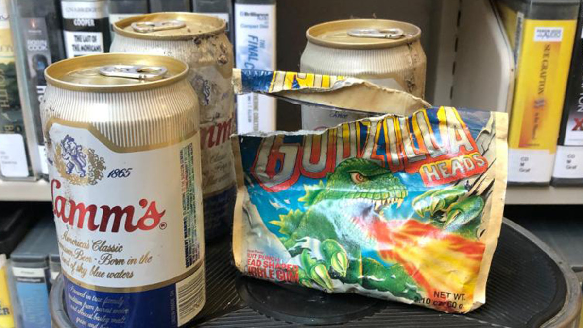 У бібліотеці Вашингтона знайшли схованку з пивом і цукерками з 1980-х: фотофакт - фото 1