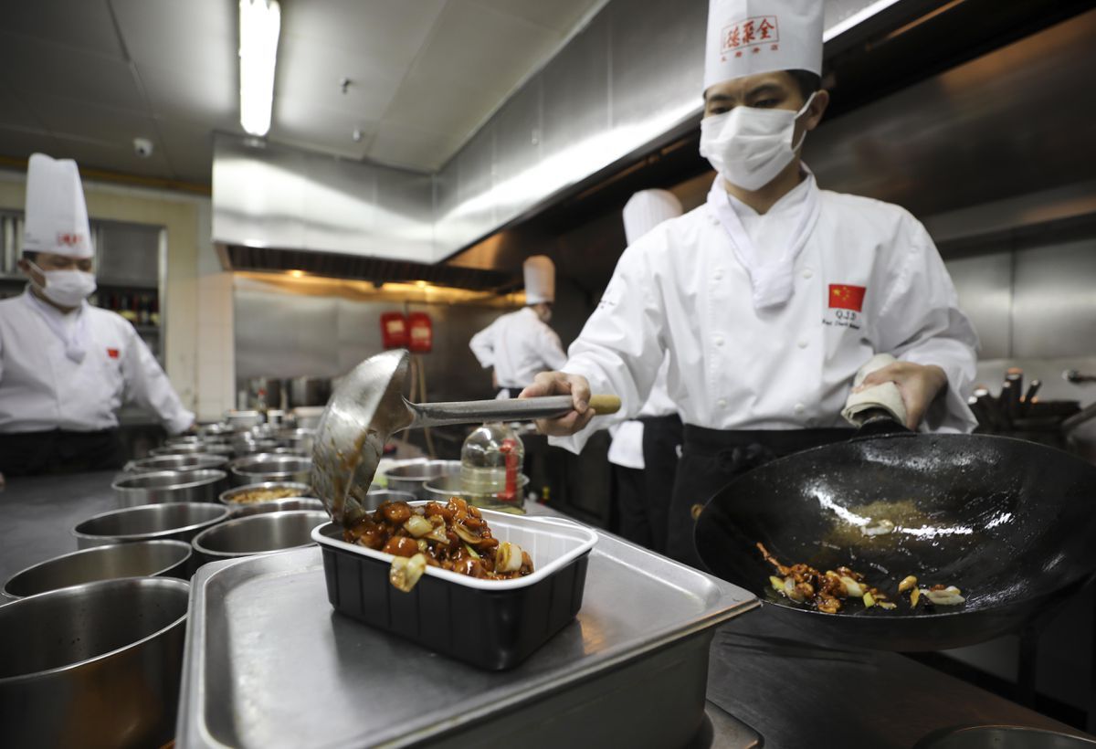 У ВООЗ пояснили, чи можна заразитися COVID-19 через їжу