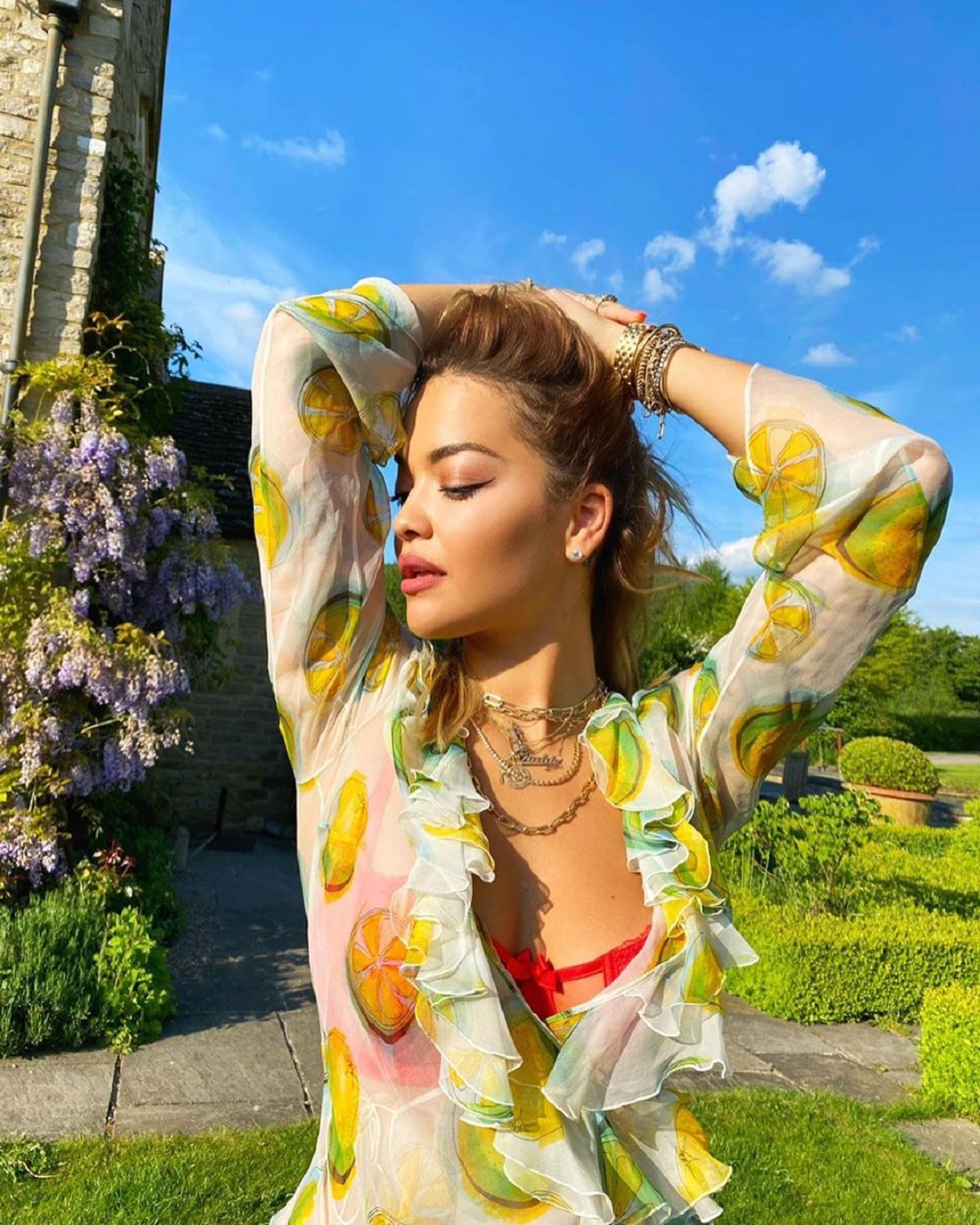 Співачка Ріта Ора розбурхала гарячими фото в купальнику (18+)