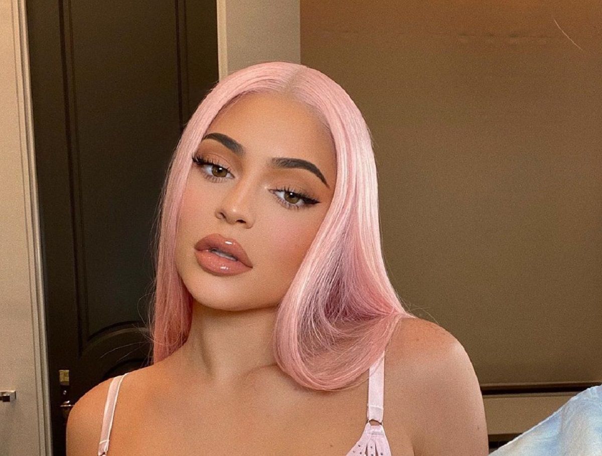 Як Кайлі Дженнер виглядає без макіяжу: фото до і після