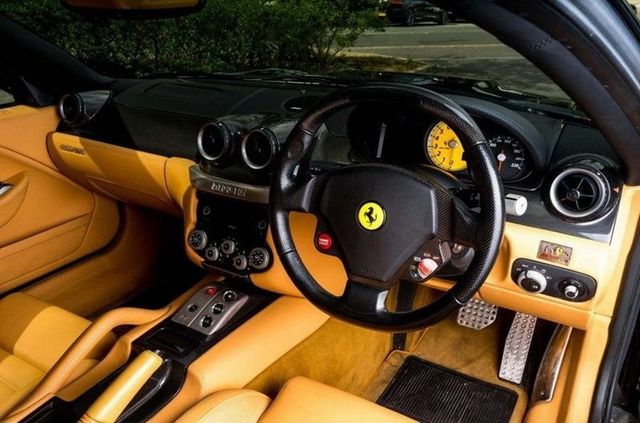 Британська рок-легенда виставив на продаж свій Ferrari - фото 420695