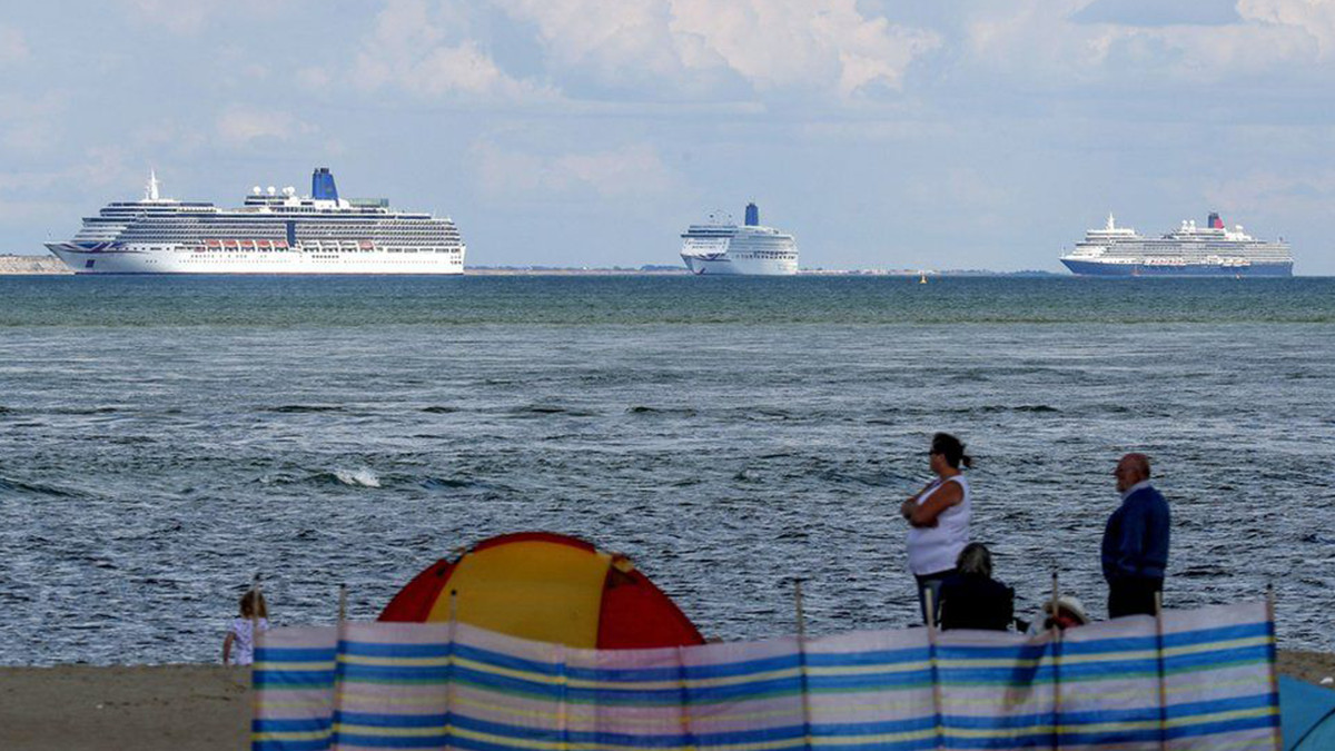 Нова туристична точка на Ла-Манші: мандрівники приїжджають подивитися на лайнери-привиди - фото 1