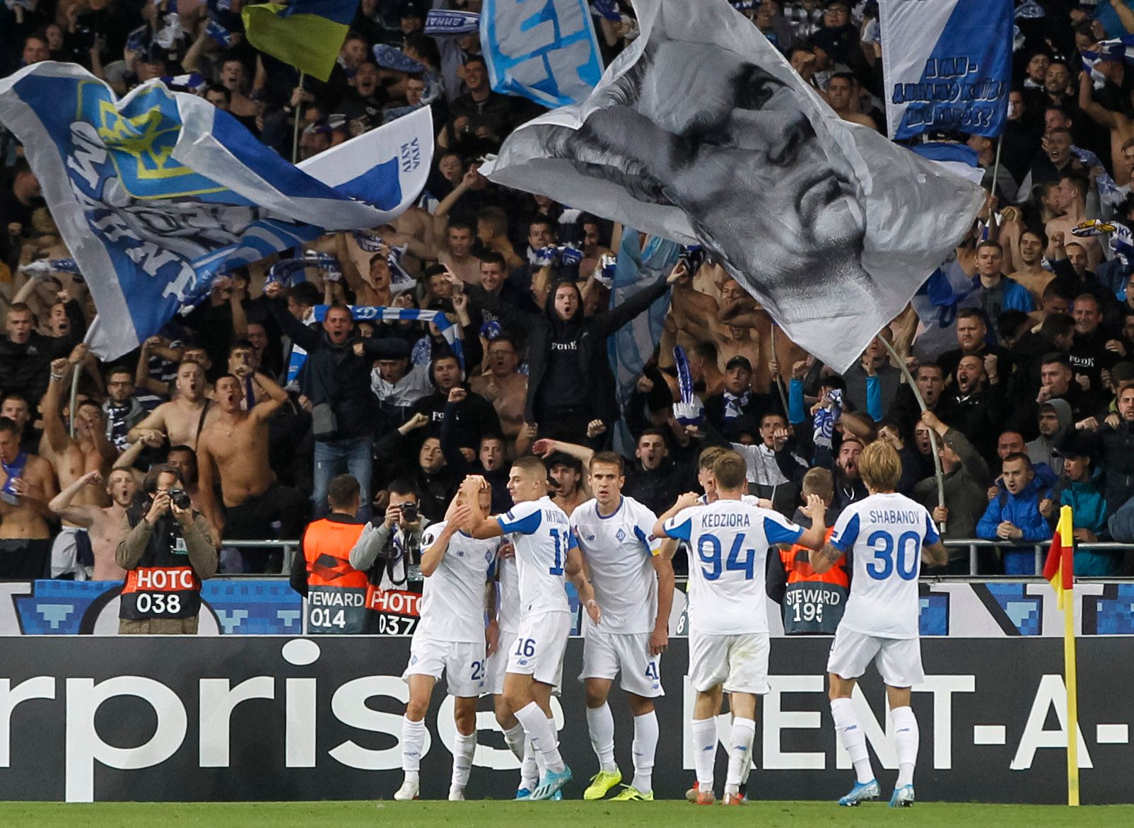 Без клубної символіки та абонементів: ультрас Динамо оголосили бойкот