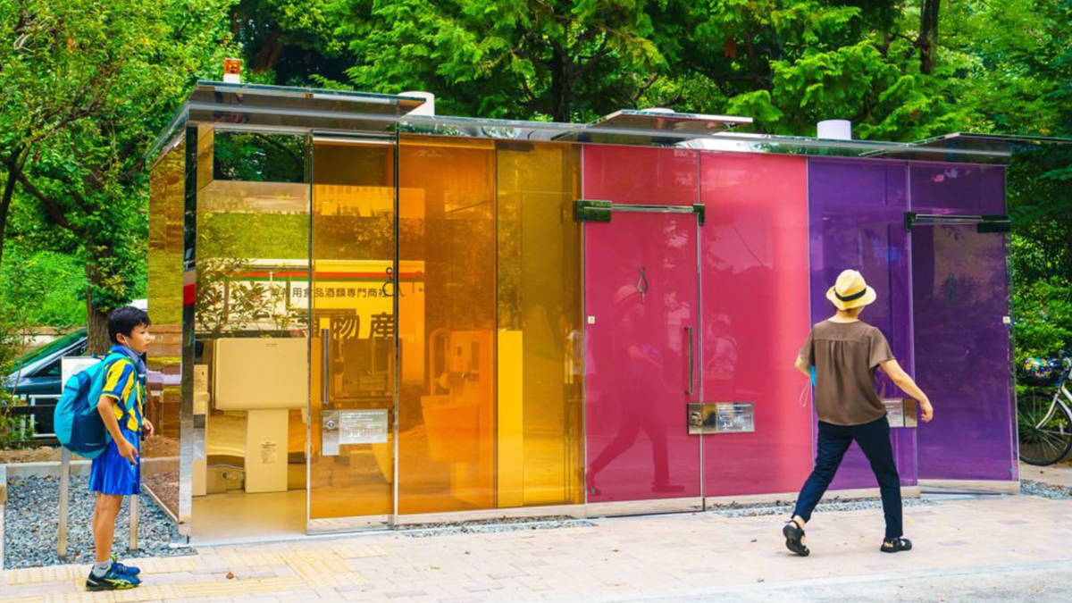 У Токіо встановили прозорі громадські туалети: фотофакт