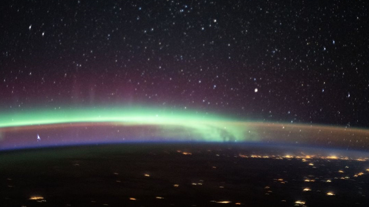 У NASA зафіксували два одночасних світлових явища над Аляскою: вражаюче фото - фото 1