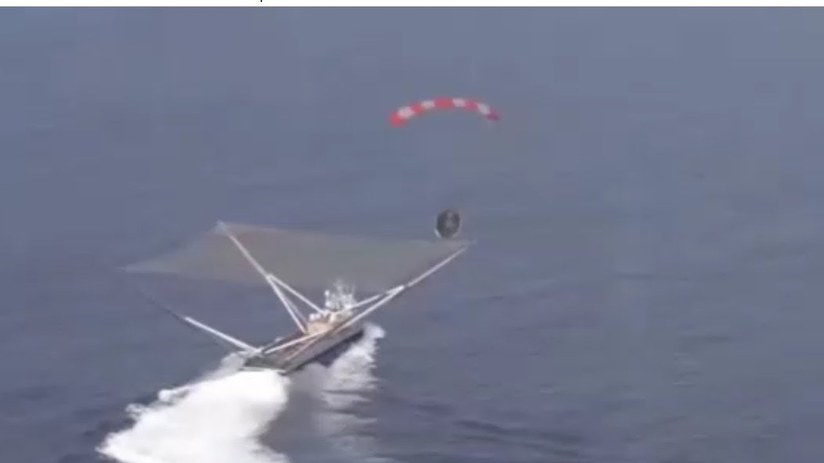 Ілон Маск показав, як спіймали обтічник ракети посеред океану: відео - фото 1