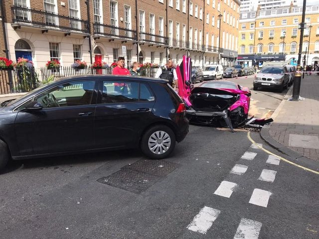 Volkswagen Golf перетворив McLaren на купу металолому - фото 421091