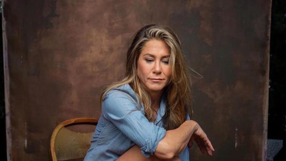 Дженніфер Еністон похизувалася стрункими ніжками у новій фотосесії для глянцю