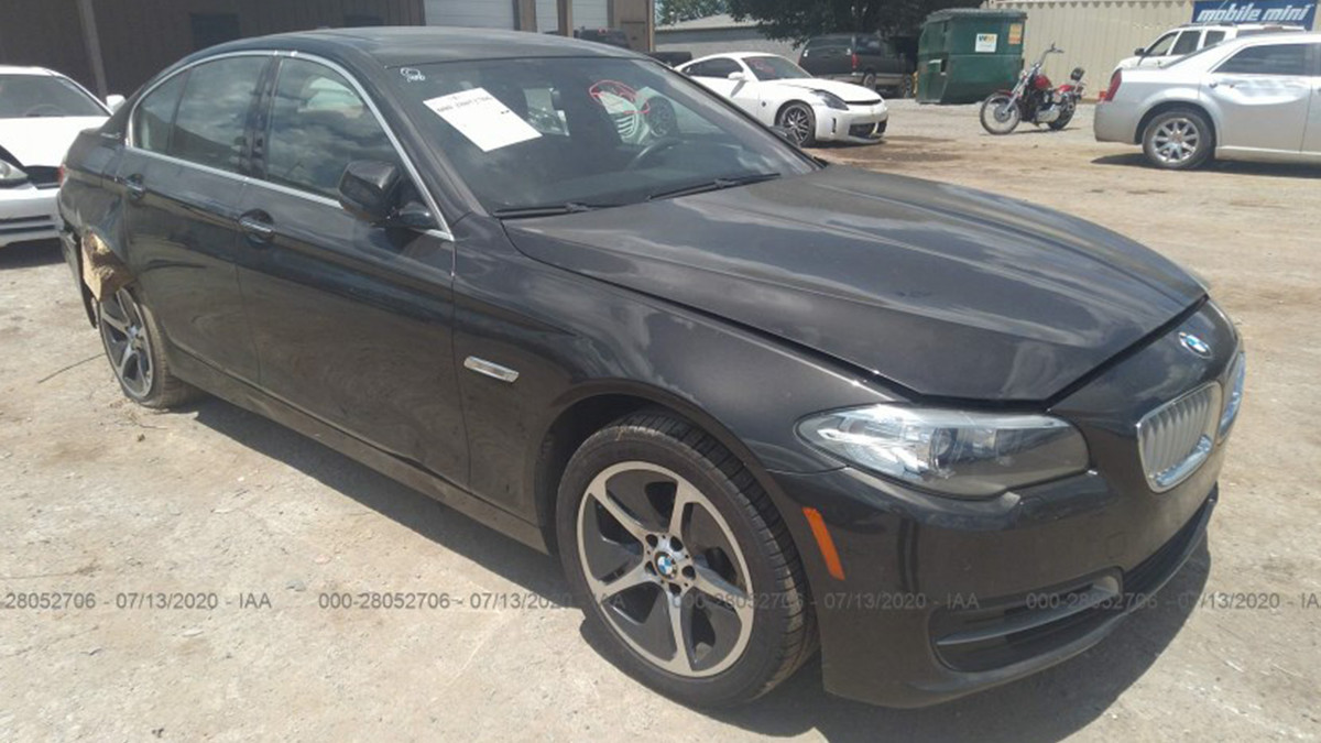 На продаж виставили BMW з дуже дивним пошкодженням: фотофакт - фото 1