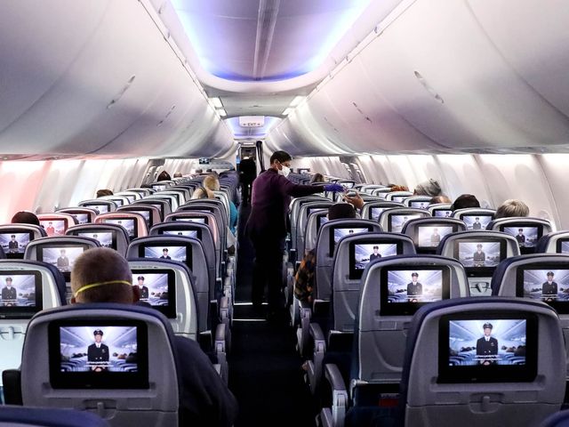 Інші пасажири поводяться стриманіше під час польоту - фото 421382