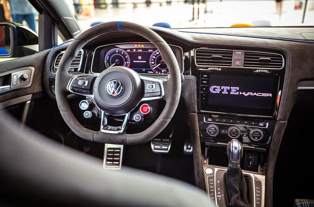 Стажери побудували 250-сильний Volkswagen Golf GTE: дивіться, що в них вийшло - фото 421402