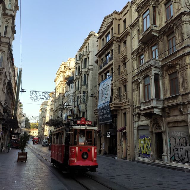 Історичний трамвай, який їздить по Істіклялю - фото 421487