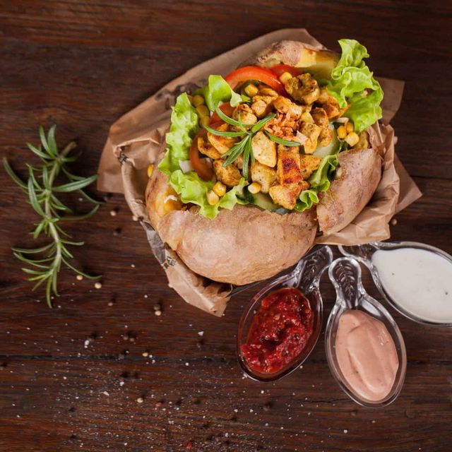 Кумпір – печена картоплина з начинкою - фото 421498