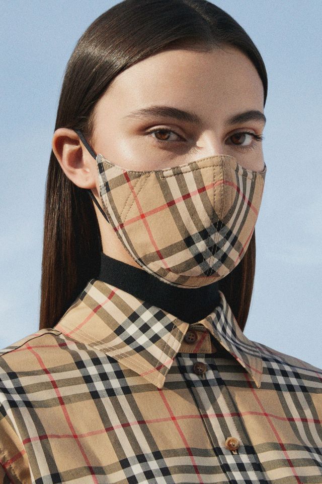 Burberry випустили протикоронавірусні захисні маски: фото - фото 421509