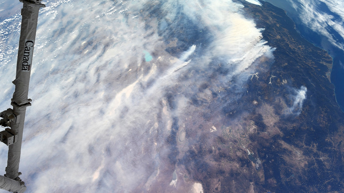 Пожежі в Каліфорнії з космосу - фото 1