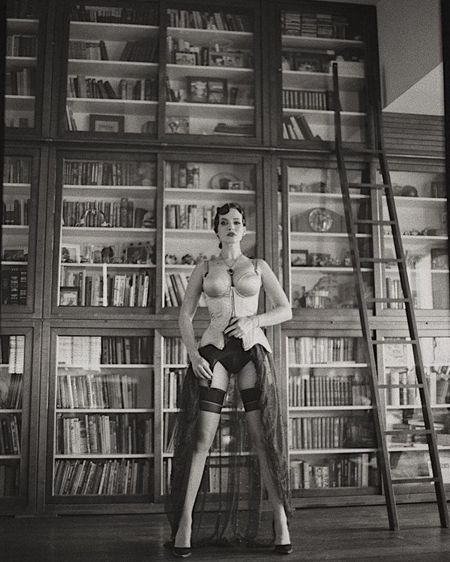 Даша Астаф'єва розбурхала шанувальників зухвалим образом в повністю прозорій білизні (18+) - фото 421547