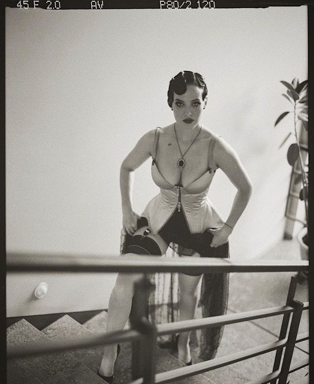 Даша Астаф'єва розбурхала шанувальників зухвалим образом в повністю прозорій білизні (18+) - фото 421550