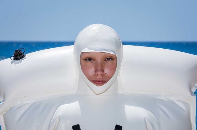 Дизайнер представила плавальний костюм для людей, які мають алергію на сонце - фото 421563