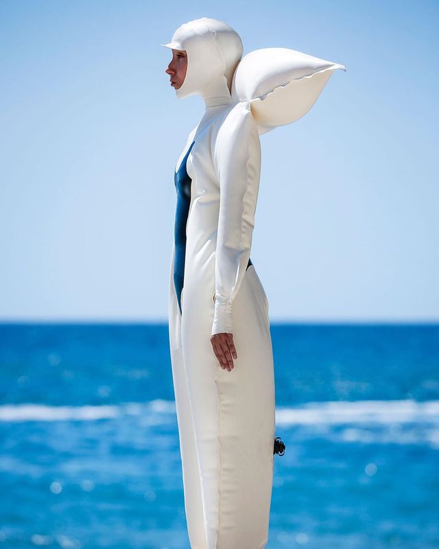 Дизайнер представила плавальний костюм для людей, які мають алергію на сонце - фото 421564