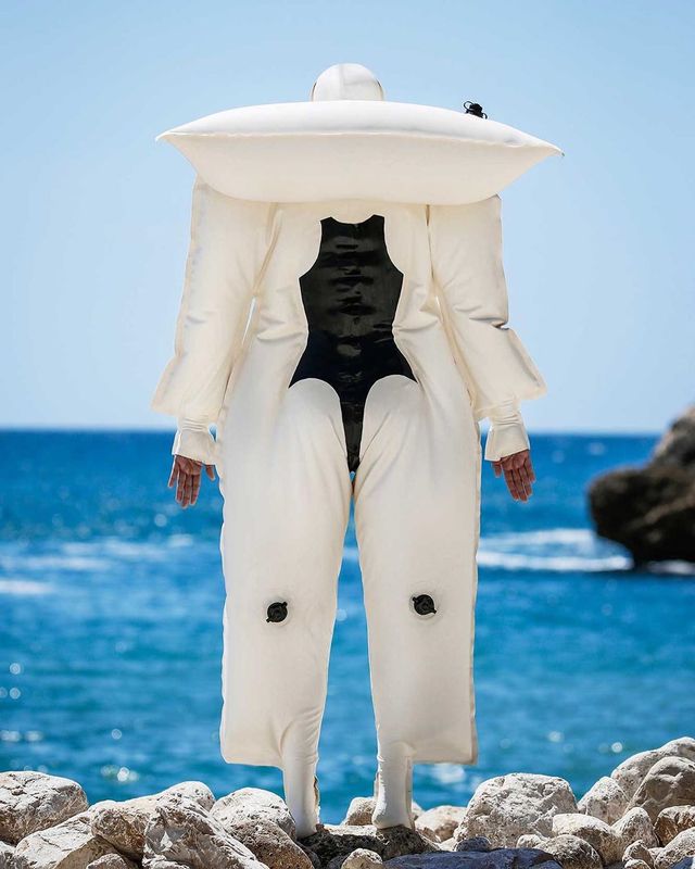 Дизайнер представила плавальний костюм для людей, які мають алергію на сонце - фото 421565