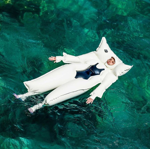 Дизайнер представила плавальний костюм для людей, які мають алергію на сонце - фото 421566