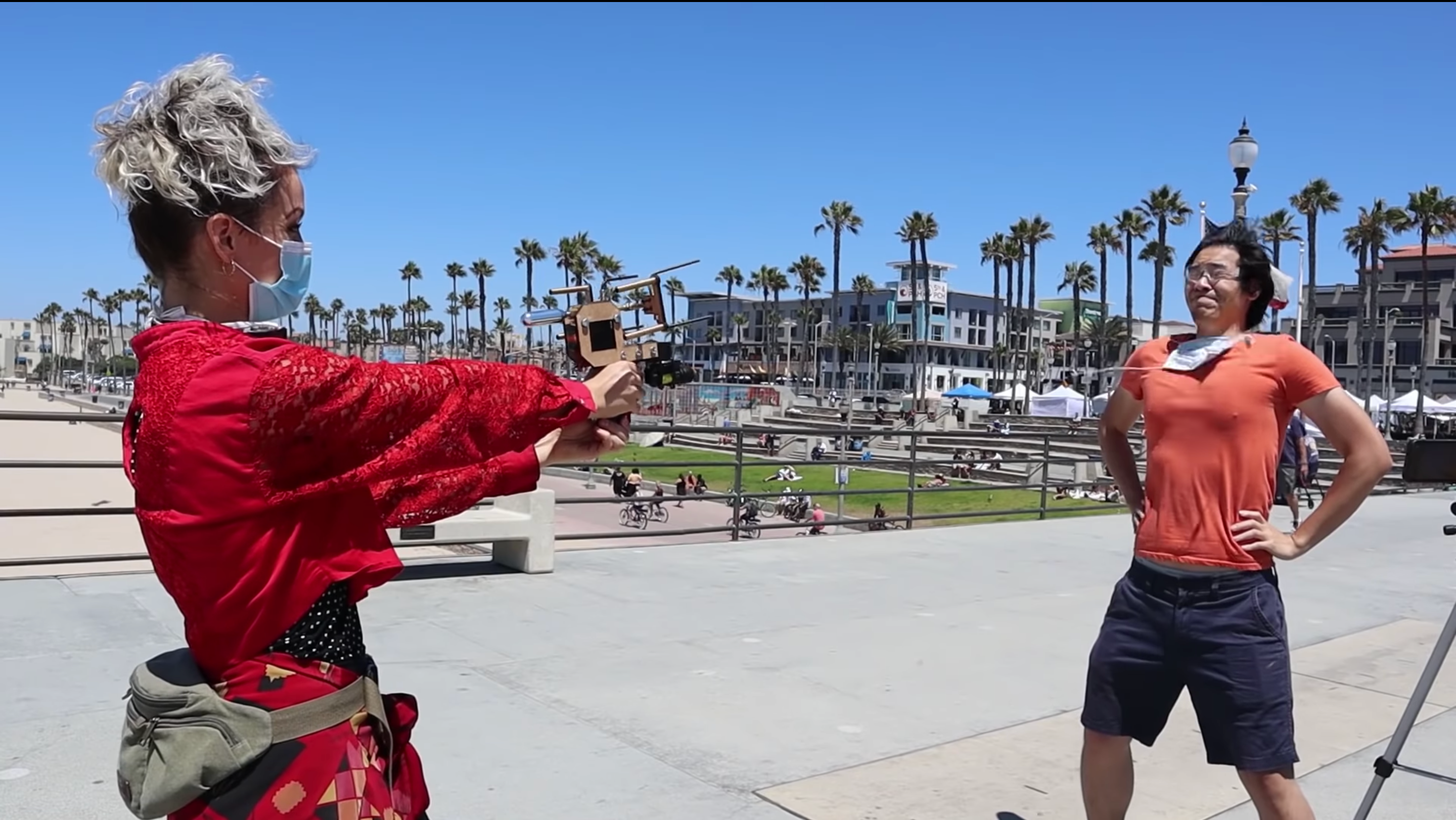 Винахід року: інженер створив пістолет, який стріляє захисними масками