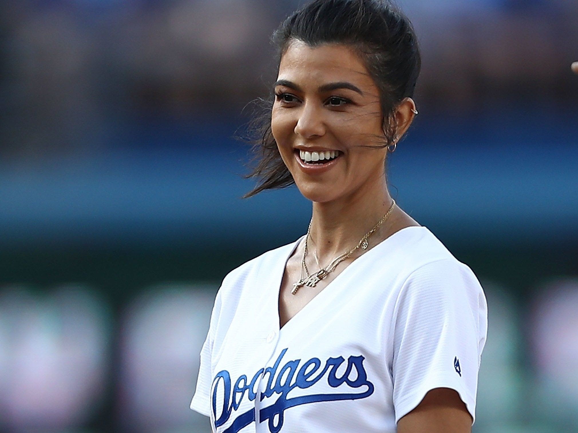 Гаряча Кортні Кардашян у сріблястому бікіні завела мережу