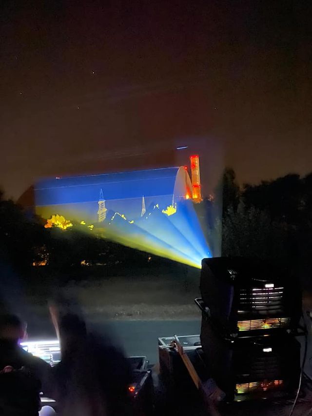 На арці ЧАЕС засяяв гігантський прапор України: фотофакт - фото 421622