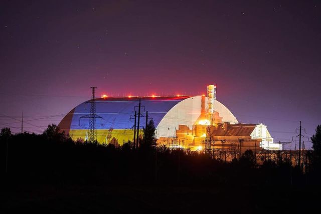 На арці ЧАЕС засяяв гігантський прапор України: фотофакт - фото 421623