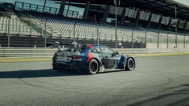 BMW показала нові M4 і M4 GT3 на фото - фото 421625