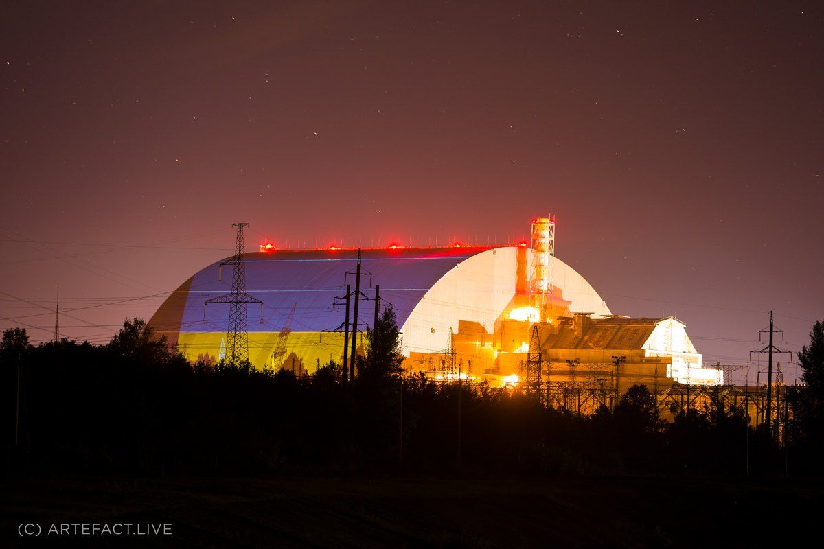 Прапор України спроєктували на арку в ЧАЕС - фото 1