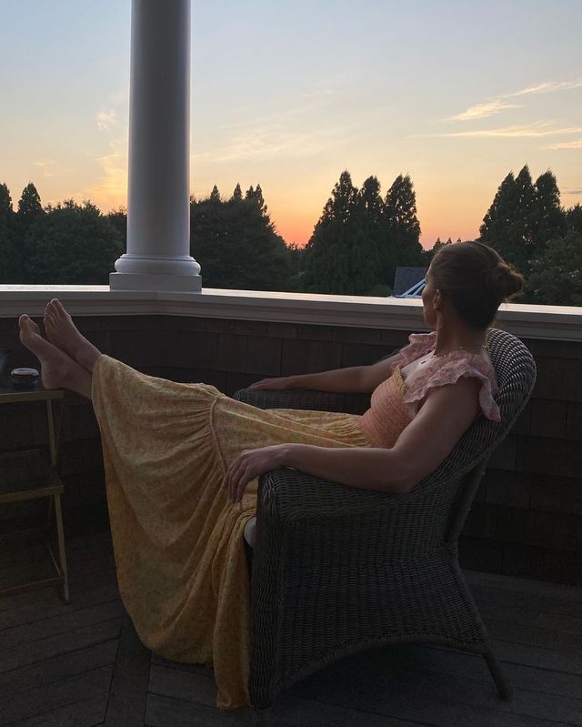 Дженніфер Лопес поділилася домашніми знімками в романтичному образі - фото 421757