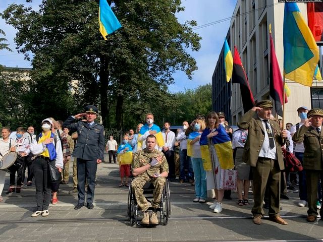 Хода на честь Дня Незалежності відбулася у містах України: фото - фото 421791