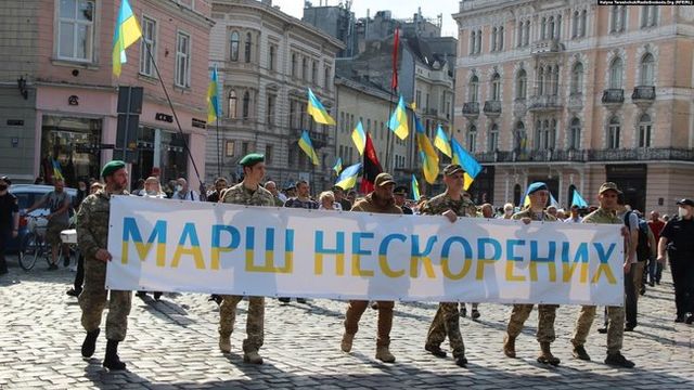 Хода на честь Дня Незалежності відбулася у містах України: фото - фото 421792