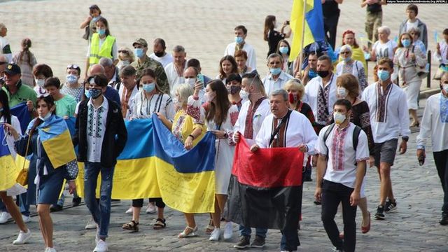Хода на честь Дня Незалежності відбулася у містах України: фото - фото 421793
