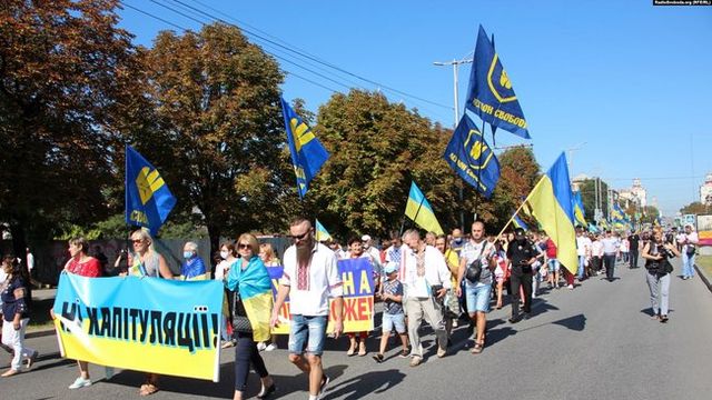 Хода на честь Дня Незалежності відбулася у містах України: фото - фото 421796