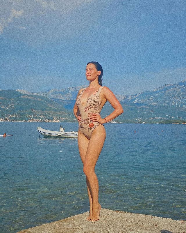 Даша Астаф'єва розбурхала мережу провокаційними знімками у відвертому купальнику - фото 421851