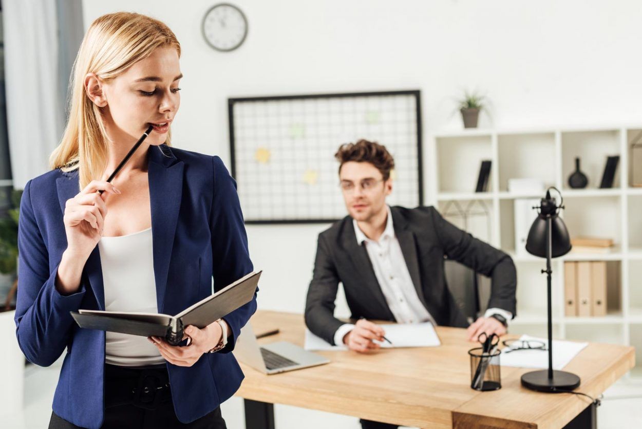 4 ознаки того, що колега закоханий у вас по вуха