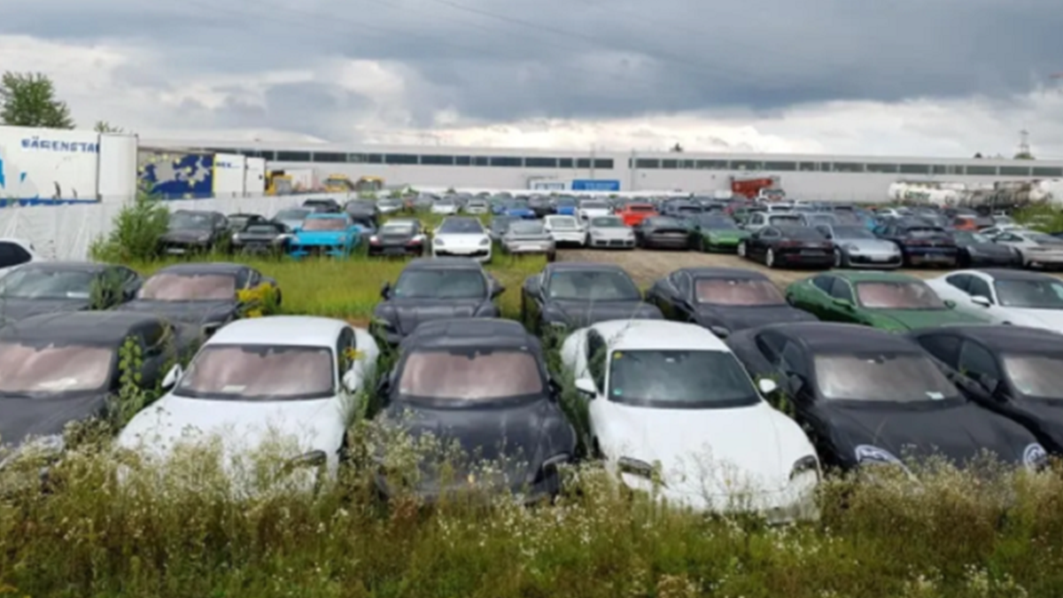 У мережі показали кладовище десятків нових Porsche