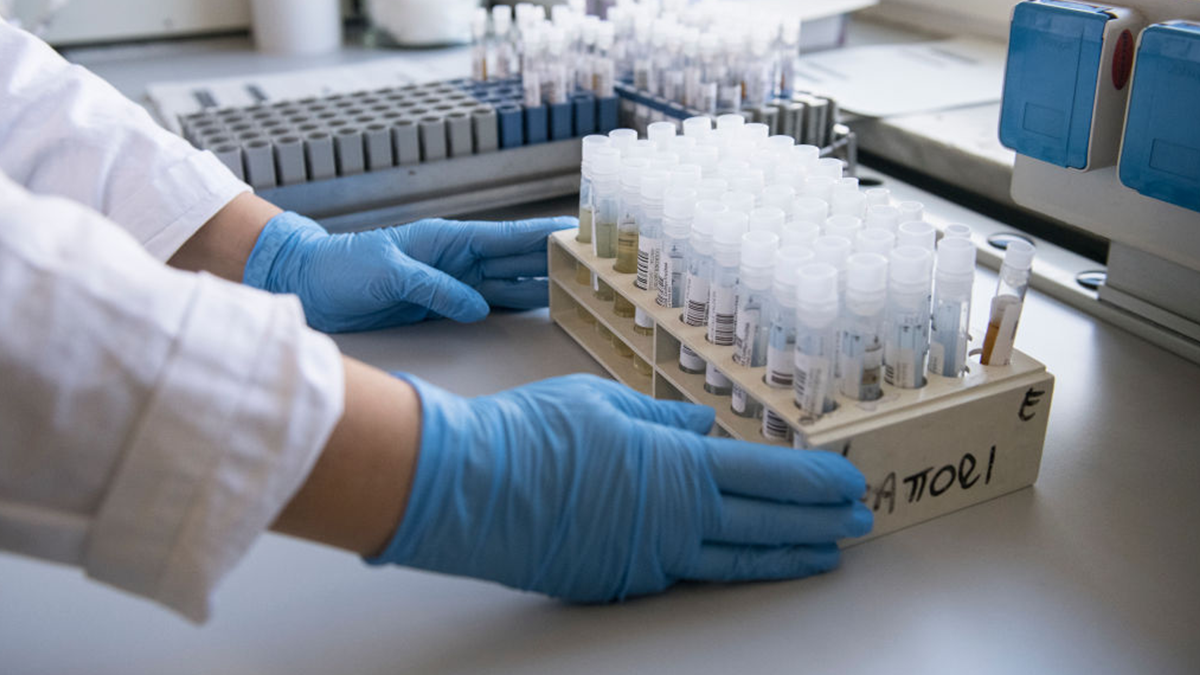 Учені знайшли першого пацієнта, який повторно захворів COVID-19 - фото 1