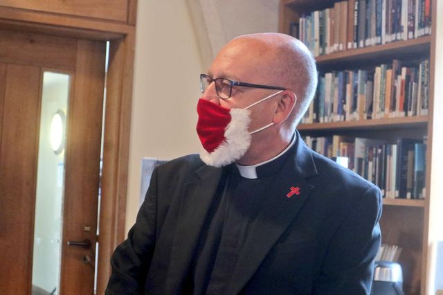 Безконтактні сани та соціальна дистанція: школа Сант розробила правила безпечного Різдва - фото 421993