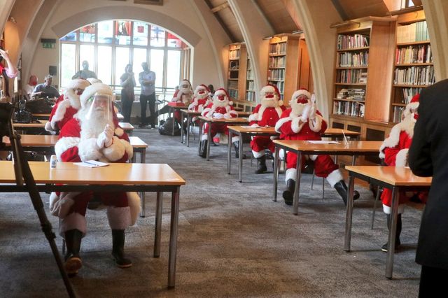 Санта-Клауси тепер будуть у захисних масках - фото 421994